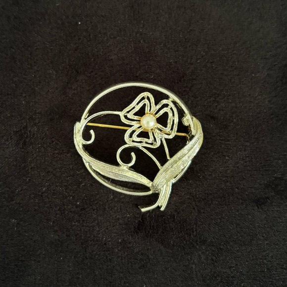 Sarah Coventry VTG Round Floral Brooch Pin Faux Pearl  Gold Tone 1 5/8” Signed - Picture 1 of 6